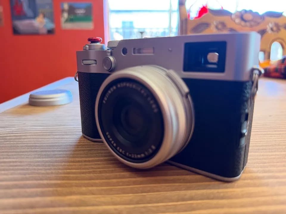 Fujifilm X100VI Silver – Excellent, 2 OEM batteries, insurance + 8 extras! - Image 1