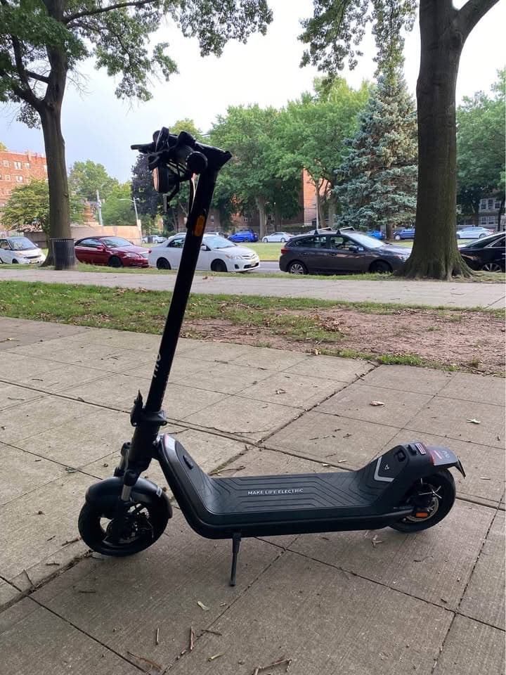 NIU KQi 300P Electric Scooter | All-Terrain Suspension | 20mph & 30 mile range - Image 1